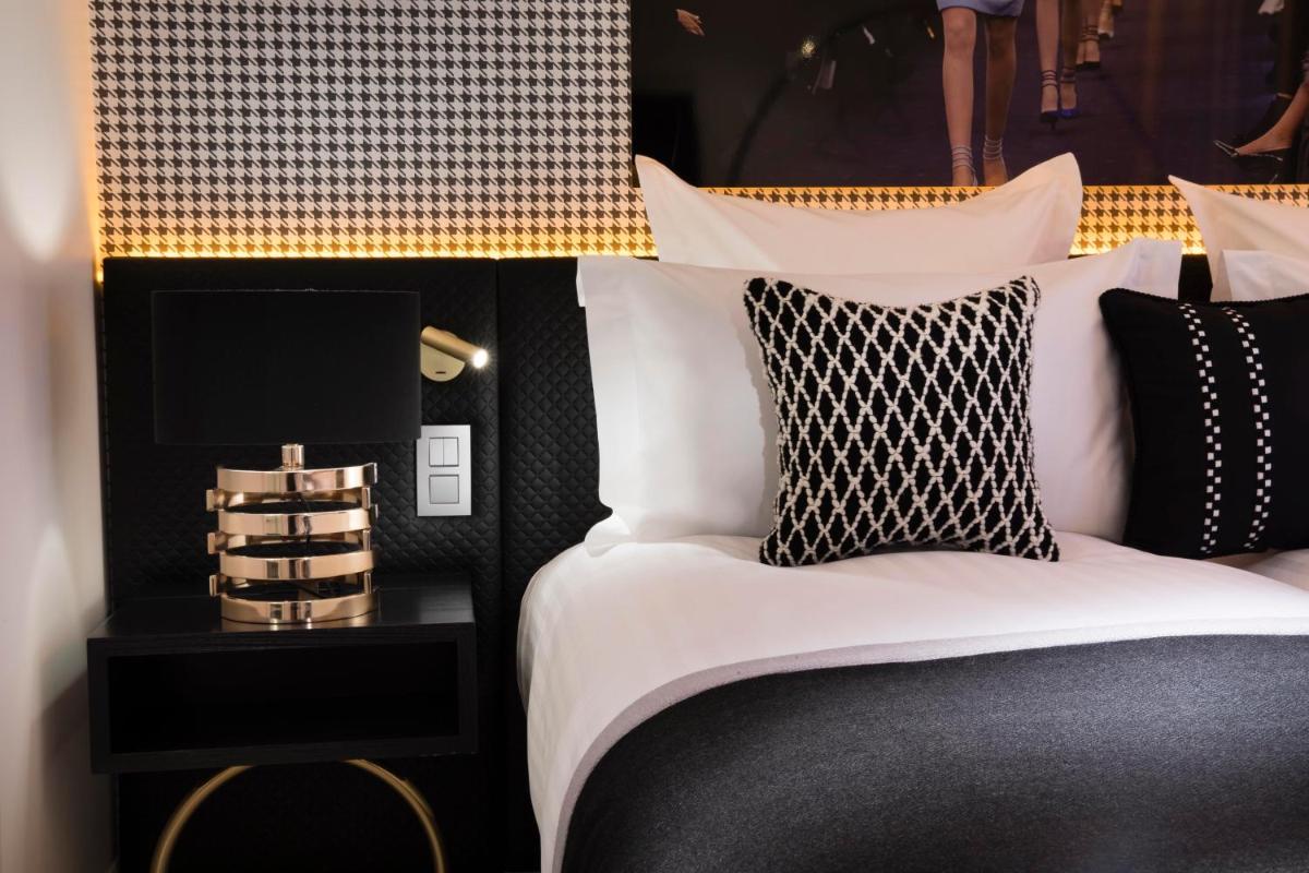 Un ou plusieurs lits dans un hébergement de l'établissement Hôtel Dress Code