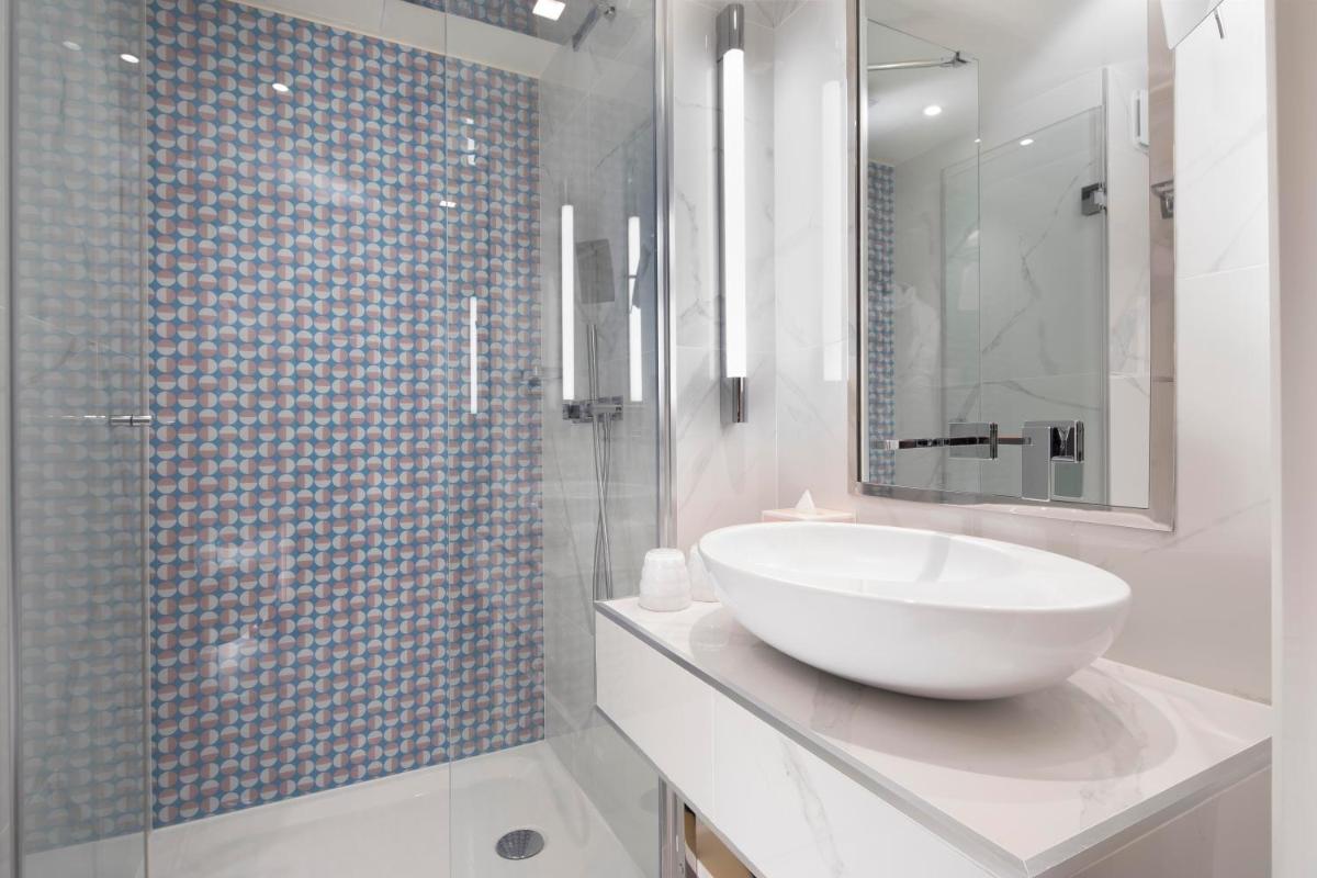 Salle de bains dans l'établissement Hôtel Dress Code