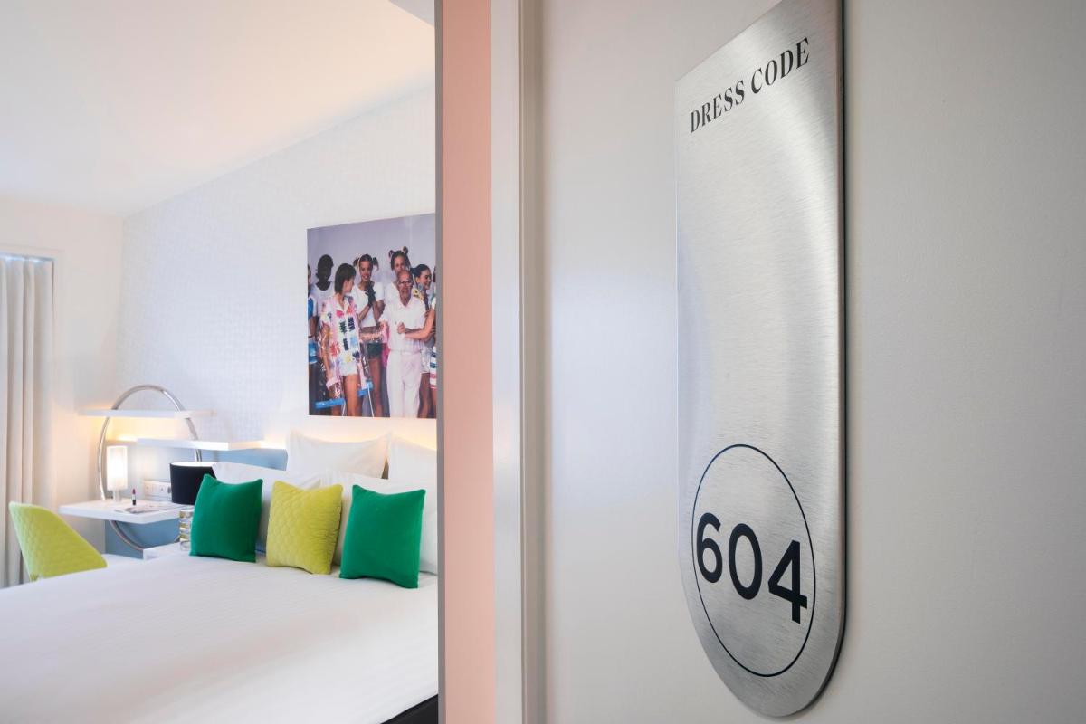 Un ou plusieurs lits dans un hébergement de l'établissement Hôtel Dress Code