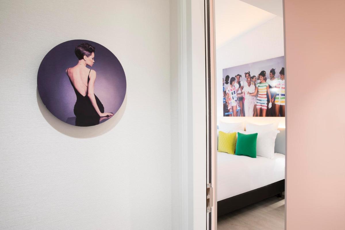 Un ou plusieurs lits dans un hébergement de l'établissement Hôtel Dress Code