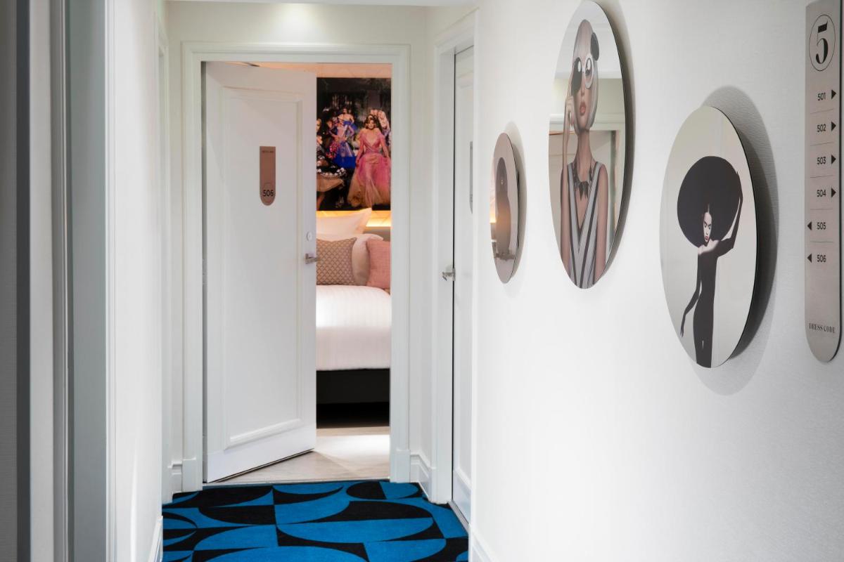 Un ou plusieurs lits dans un hébergement de l'établissement Hôtel Dress Code