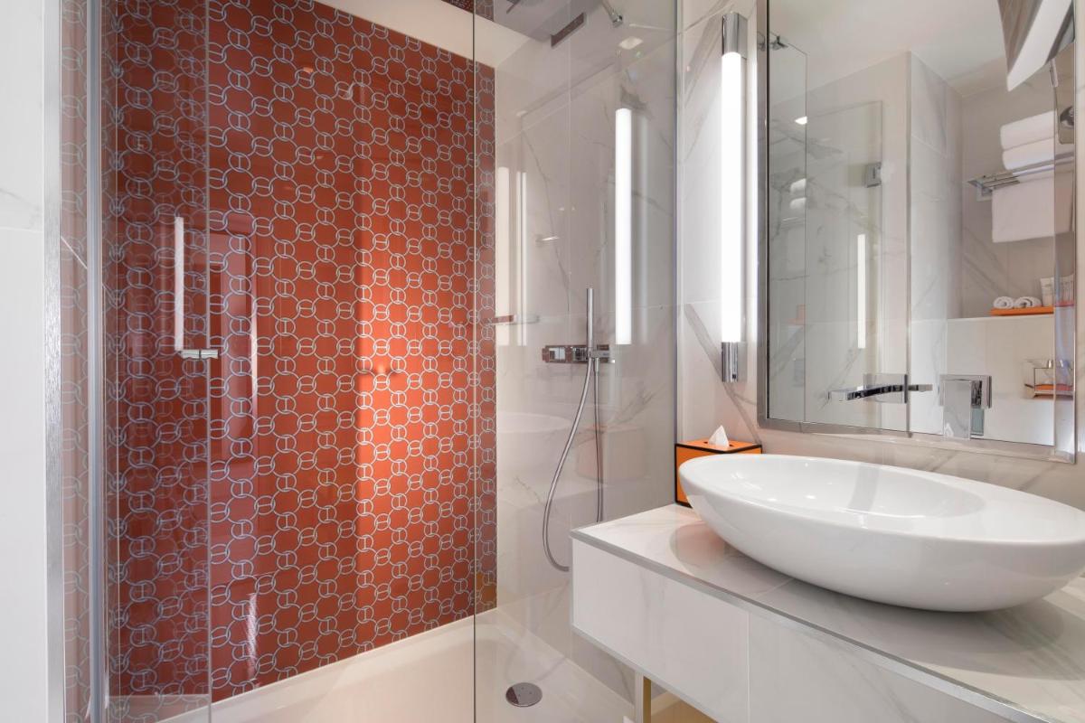 Salle de bains dans l'établissement Hôtel Dress Code