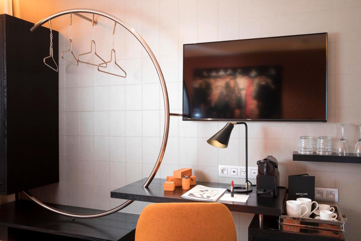 Télévision ou salle de divertissement dans l'établissement Hôtel Dress Code