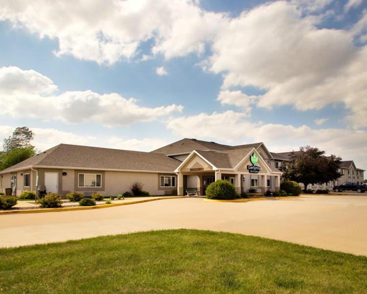EverSpring Inn & Suites - Housity
