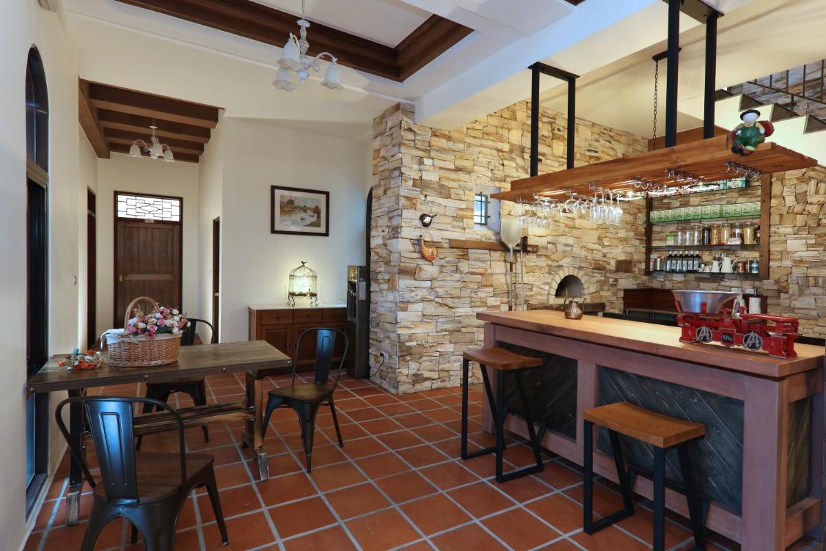 Black Chimney - Housity