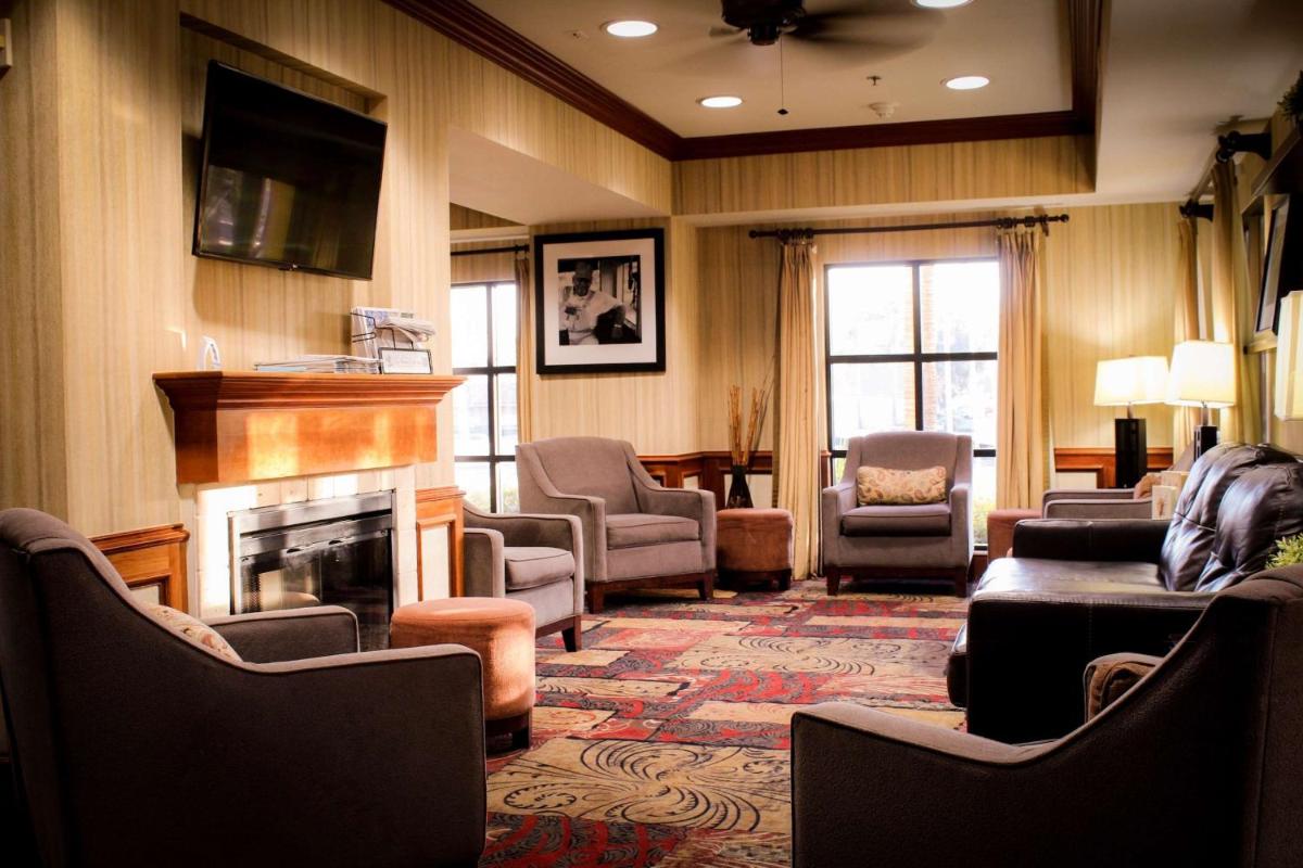 Best Western Plus Arrowhead Hotel - Housity