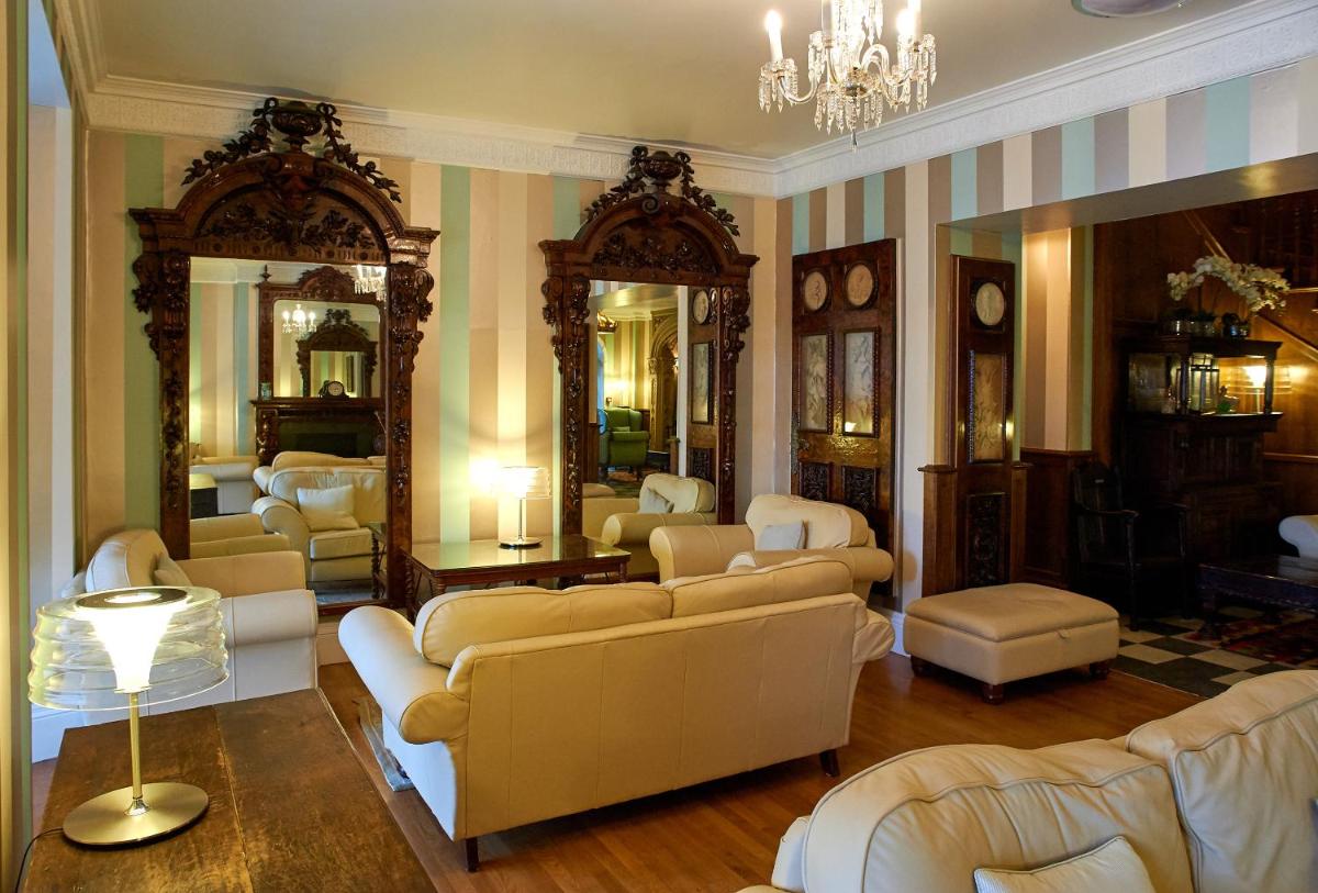 Portmeirion Village & Castell Deudraeth - Housity