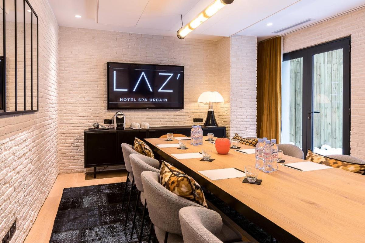 Télévision ou salle de divertissement dans l'établissement Laz' Hotel Spa Urbain Paris