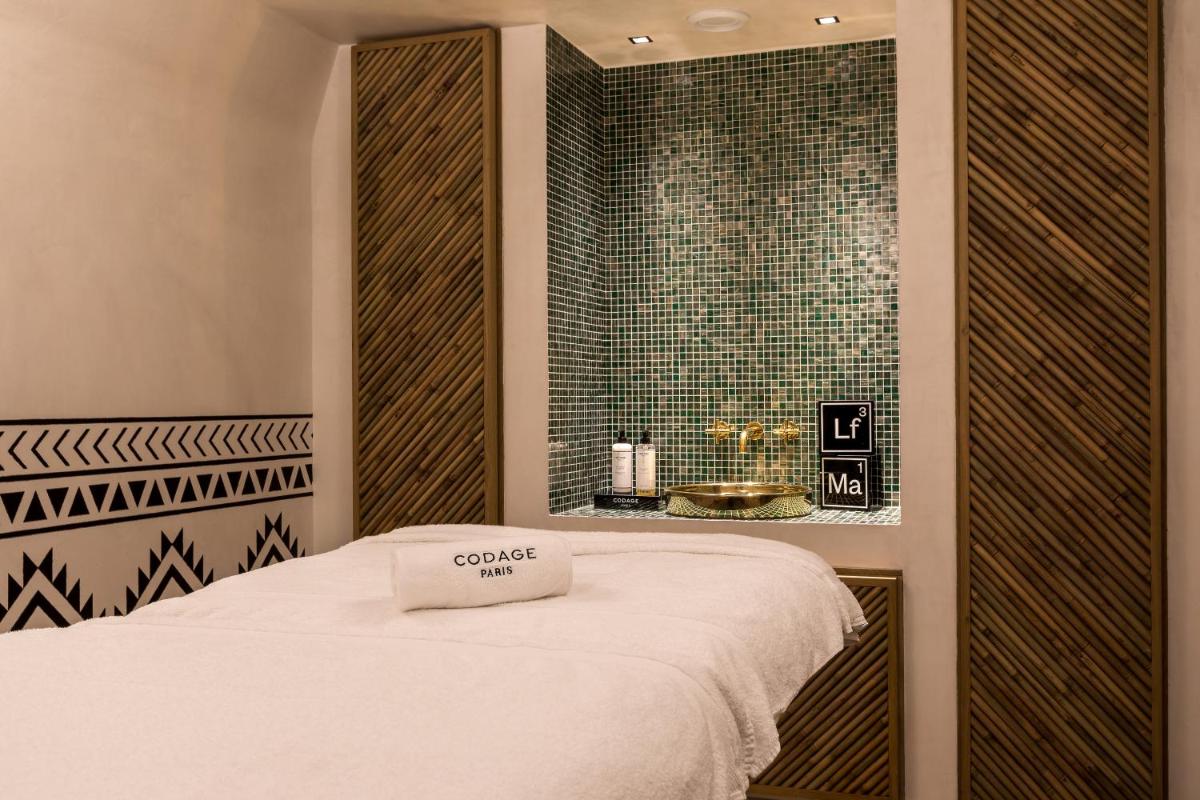 Un ou plusieurs lits dans un hébergement de l'établissement Laz' Hotel Spa Urbain Paris