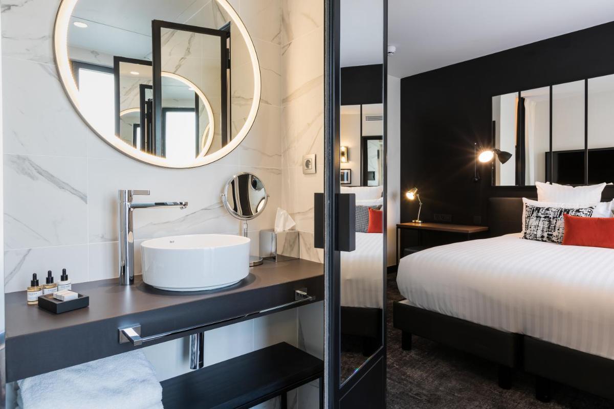 Un ou plusieurs lits dans un hébergement de l'établissement Laz' Hotel Spa Urbain Paris