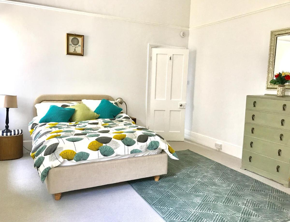 Elegant Spacious Seaside Apartment - Housity