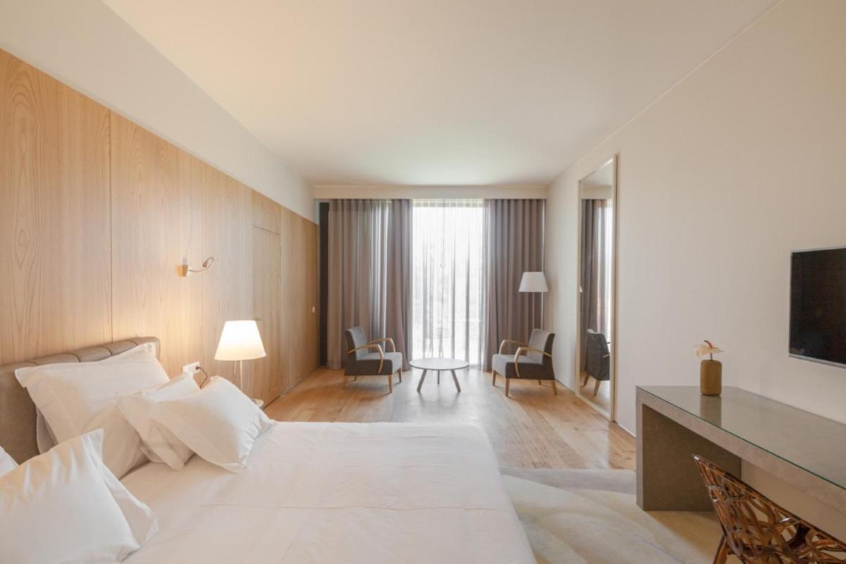 Uma cama ou camas num quarto em Torre de Gomariz Wine & Spa Hotel