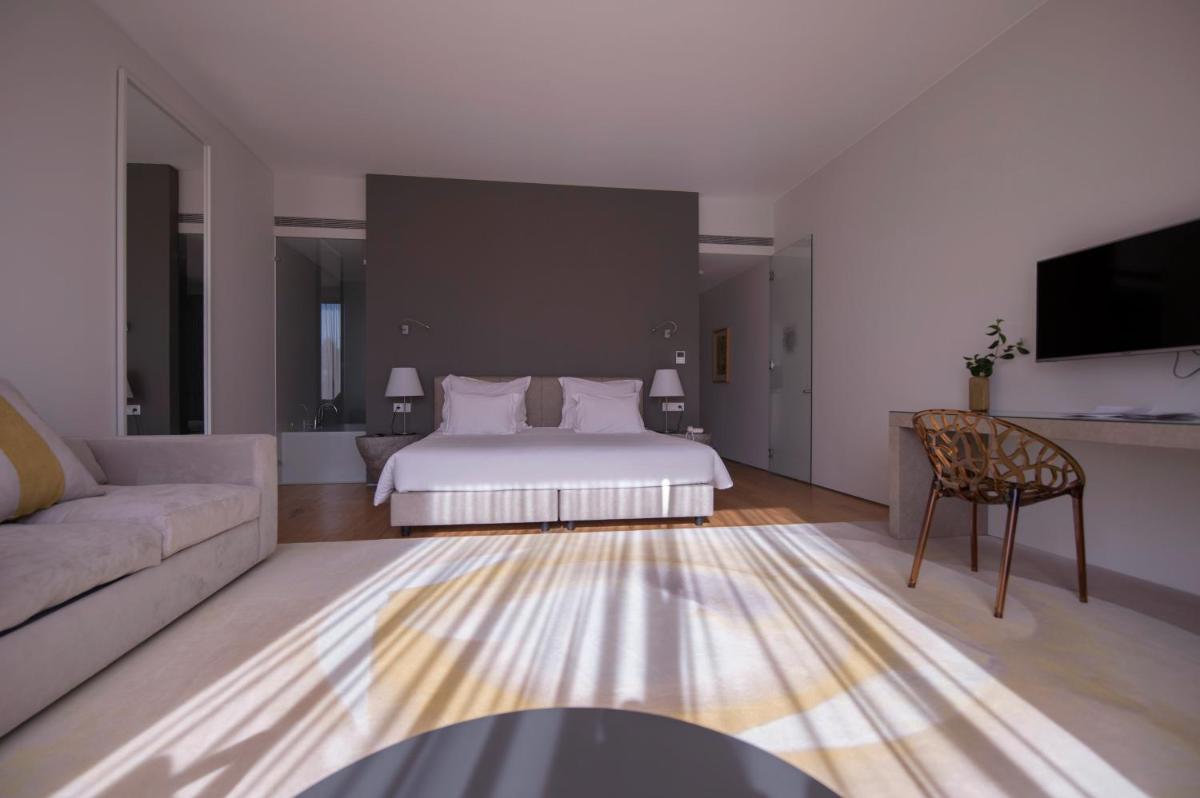 Uma cama ou camas num quarto em Torre de Gomariz Wine & Spa Hotel