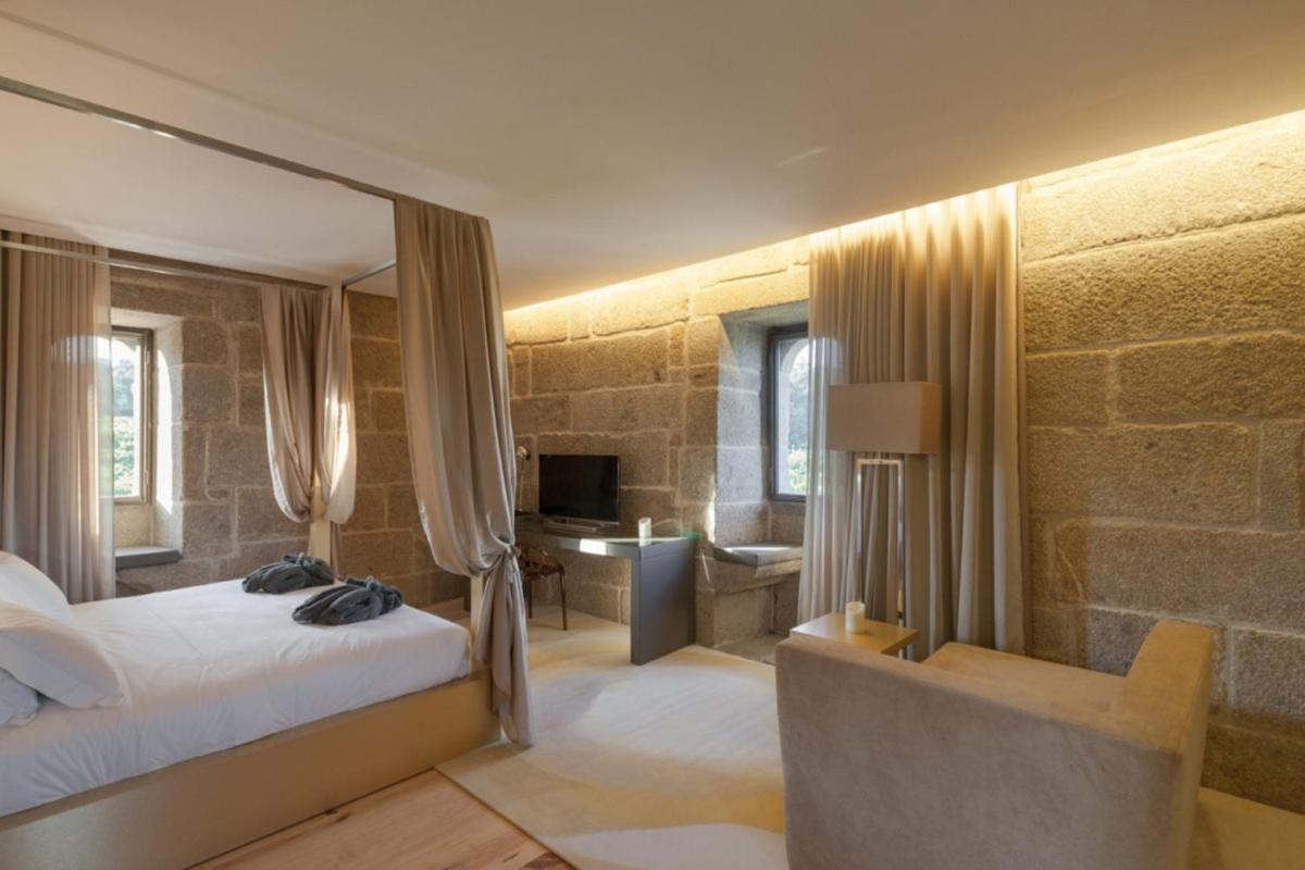Uma cama ou camas num quarto em Torre de Gomariz Wine & Spa Hotel