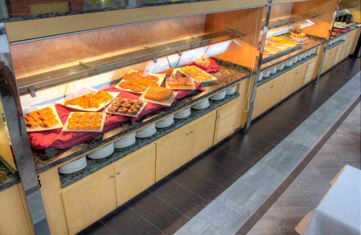 Comida en o cerca de este hotel