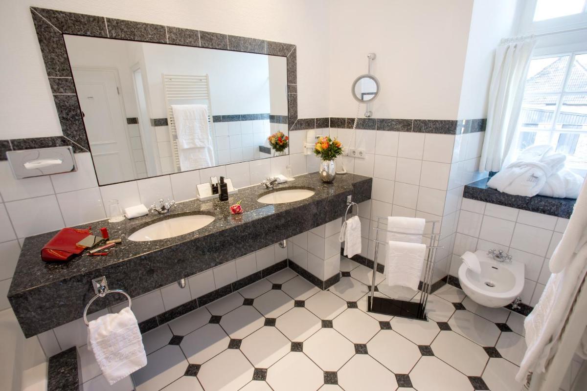 Ein Badezimmer in der Unterkunft Schlosshotel Hugenpoet