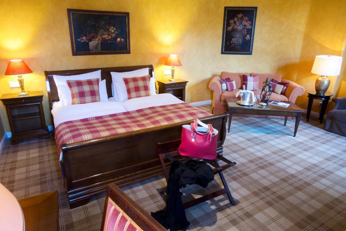 Ein Sitzbereich in der Unterkunft Schlosshotel Hugenpoet