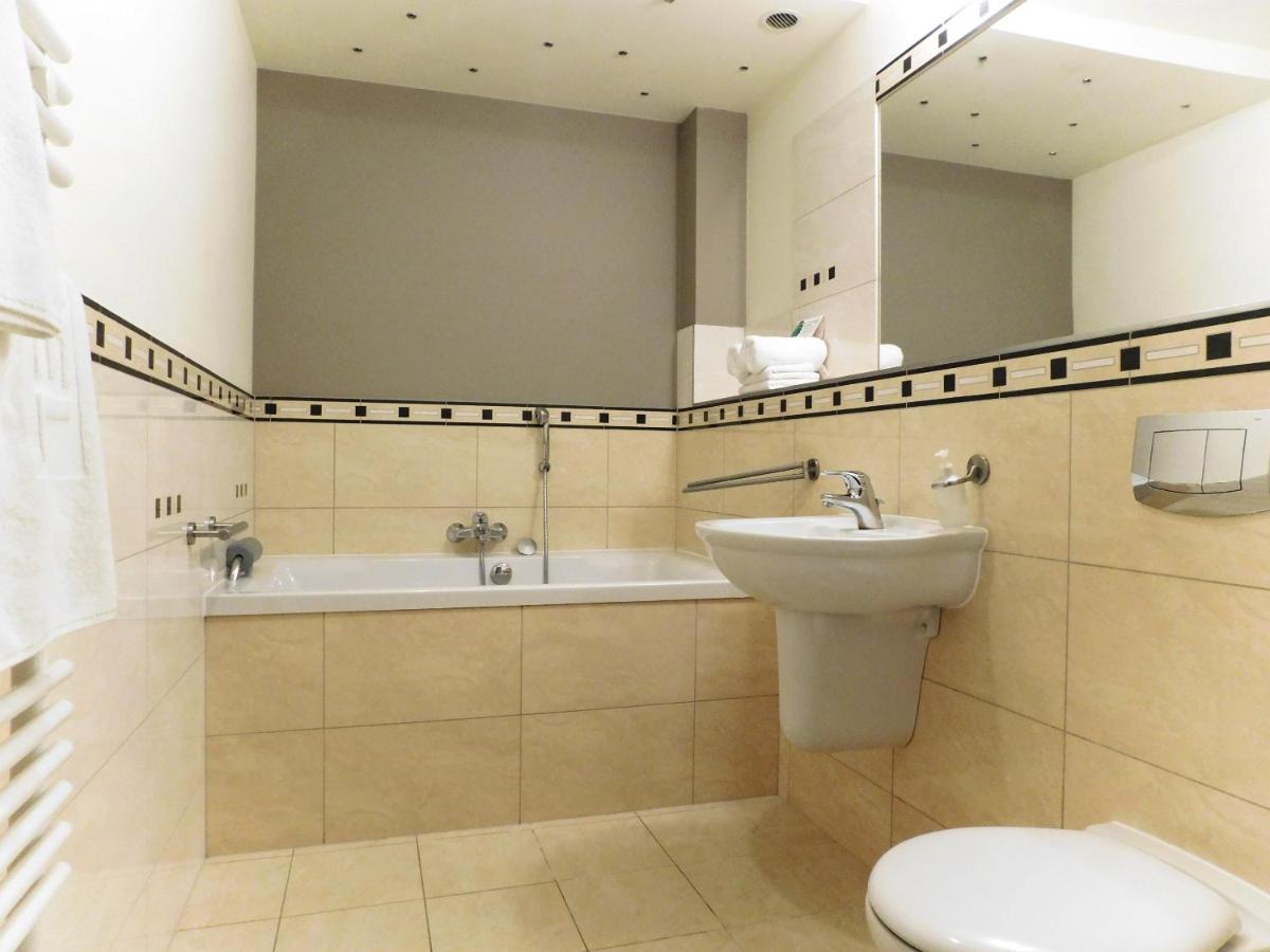 Hotel Piast - Housity