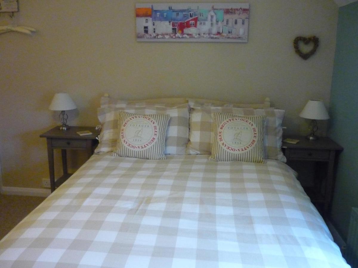 White Cottage Bed and Breakfast - Housity