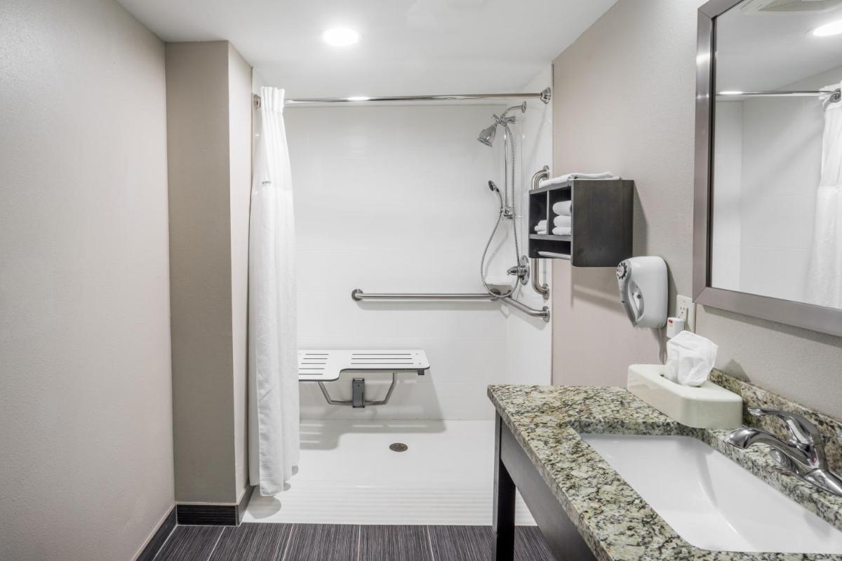 Baymont by Wyndham Clarksville - Housity