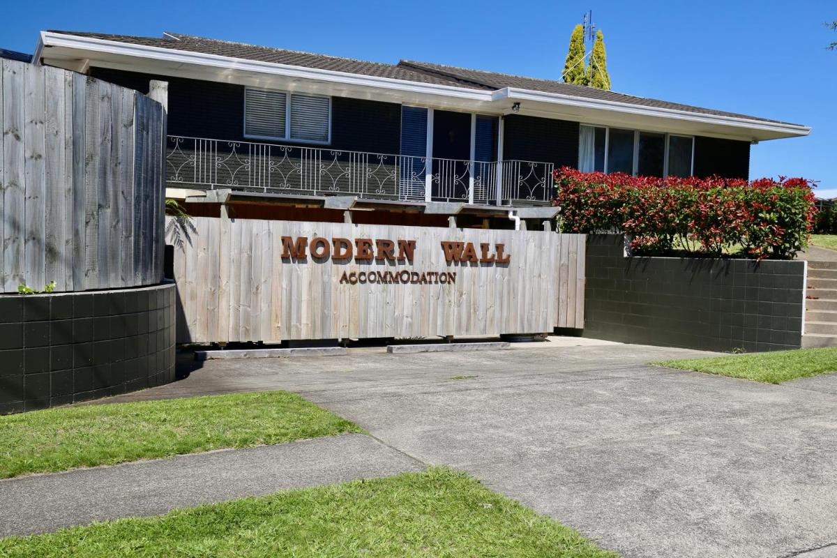 Modern Wall - Housity