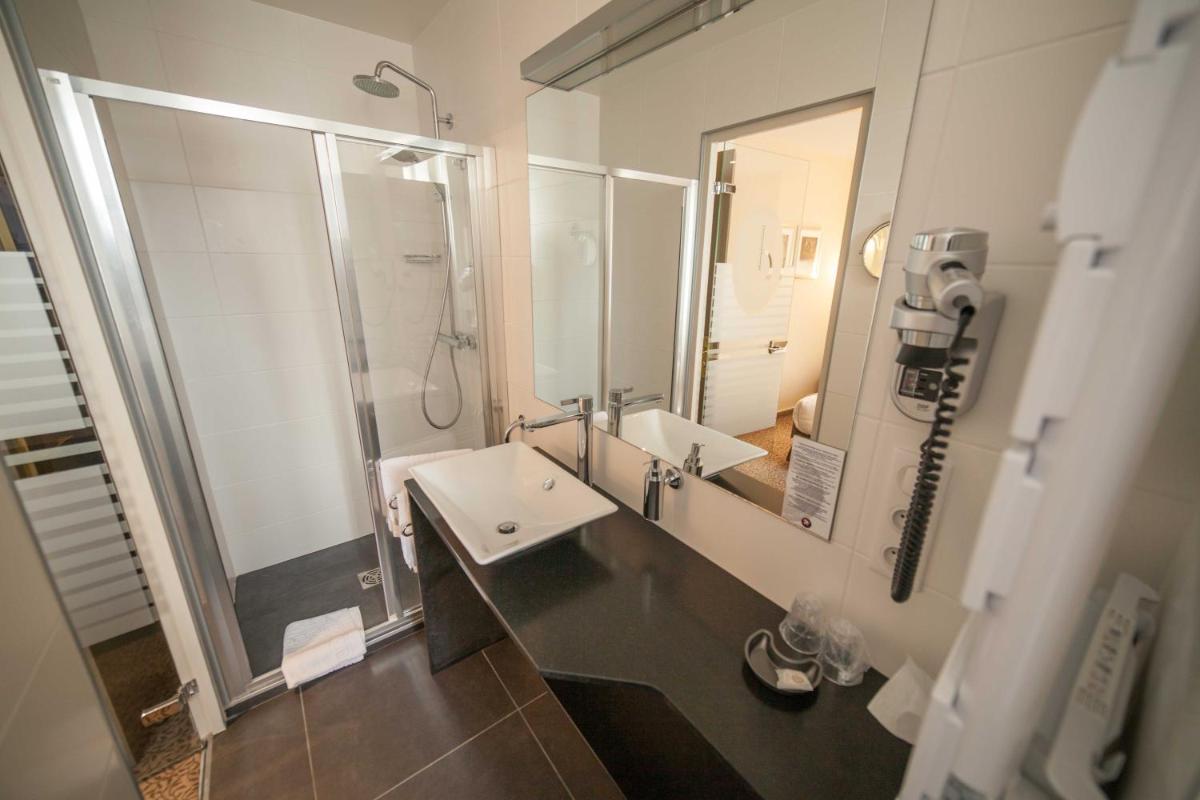 Salle de bains dans l'établissement Hôtel des Princes, Chambéry Centre