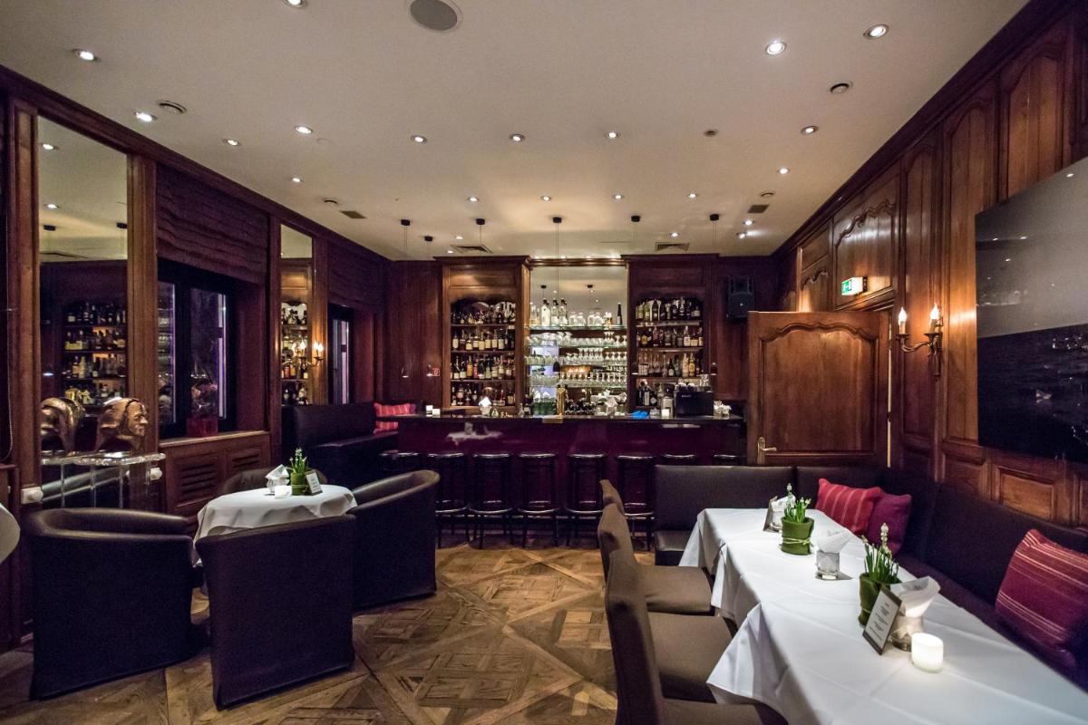 Ein Sitzbereich in der Unterkunft Hotel München Palace Ein Sitzbereich in der Unterkunft Hotel München Palace