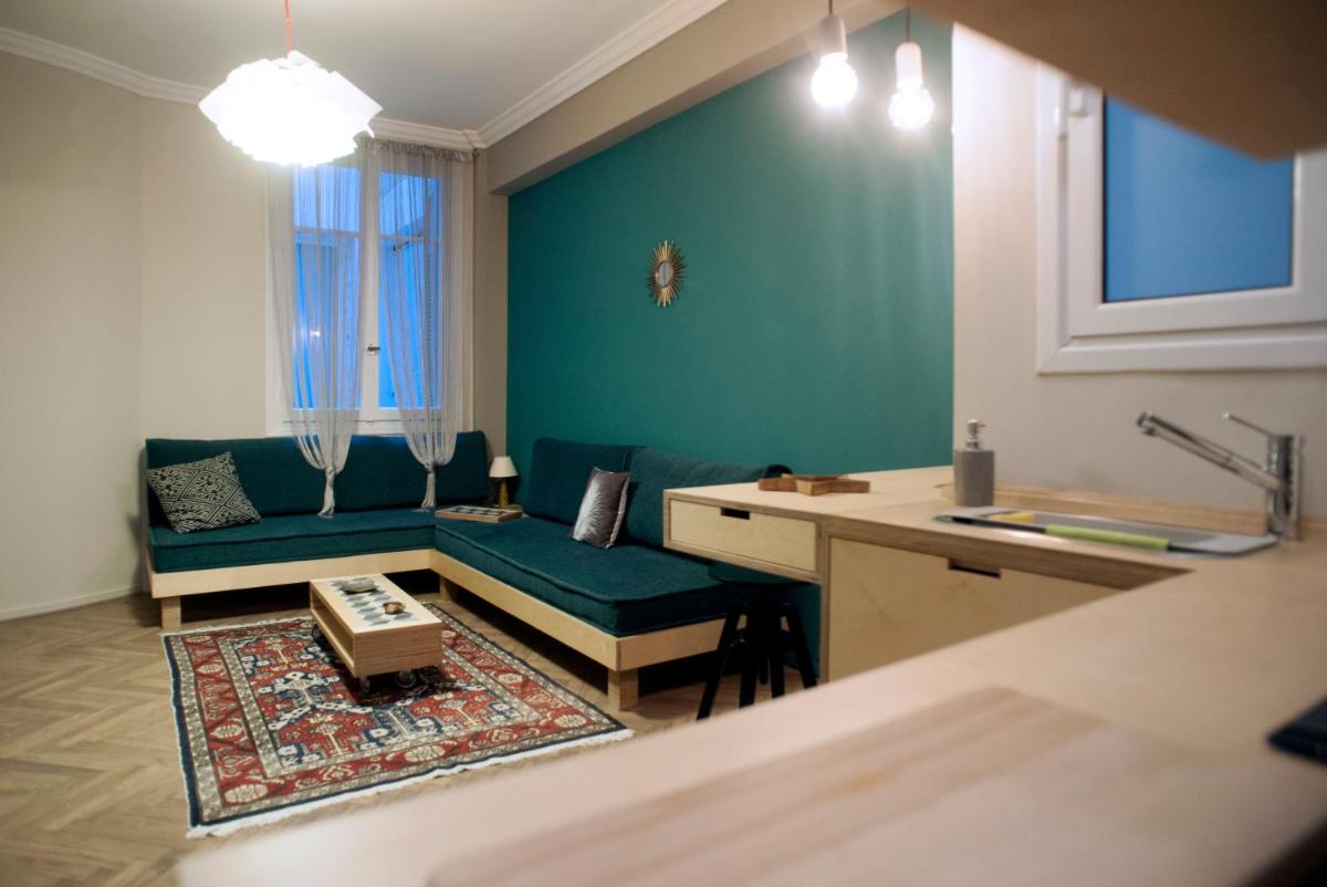 Acron of Plaka by YHA - Housity