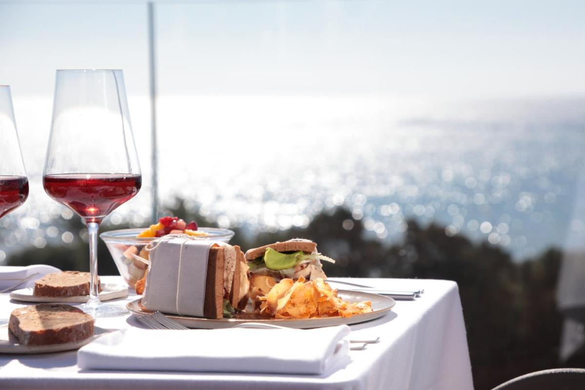Comida en o cerca de este hotel