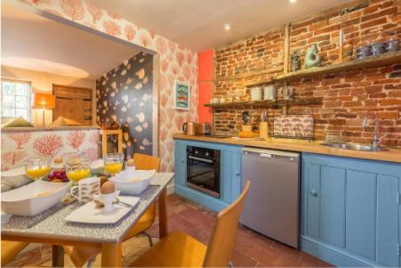 No33 THORNHAM BOUTIQUE COTTAGE 3 - Housity