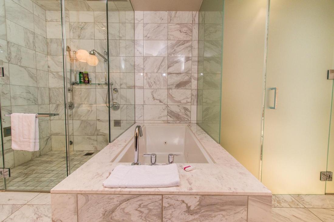 Dream Penthouse at Palms Place - Housity