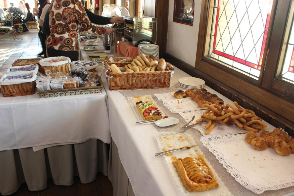 Comida en o cerca de este hotel