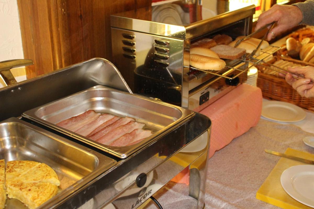 Comida en o cerca de este hotel