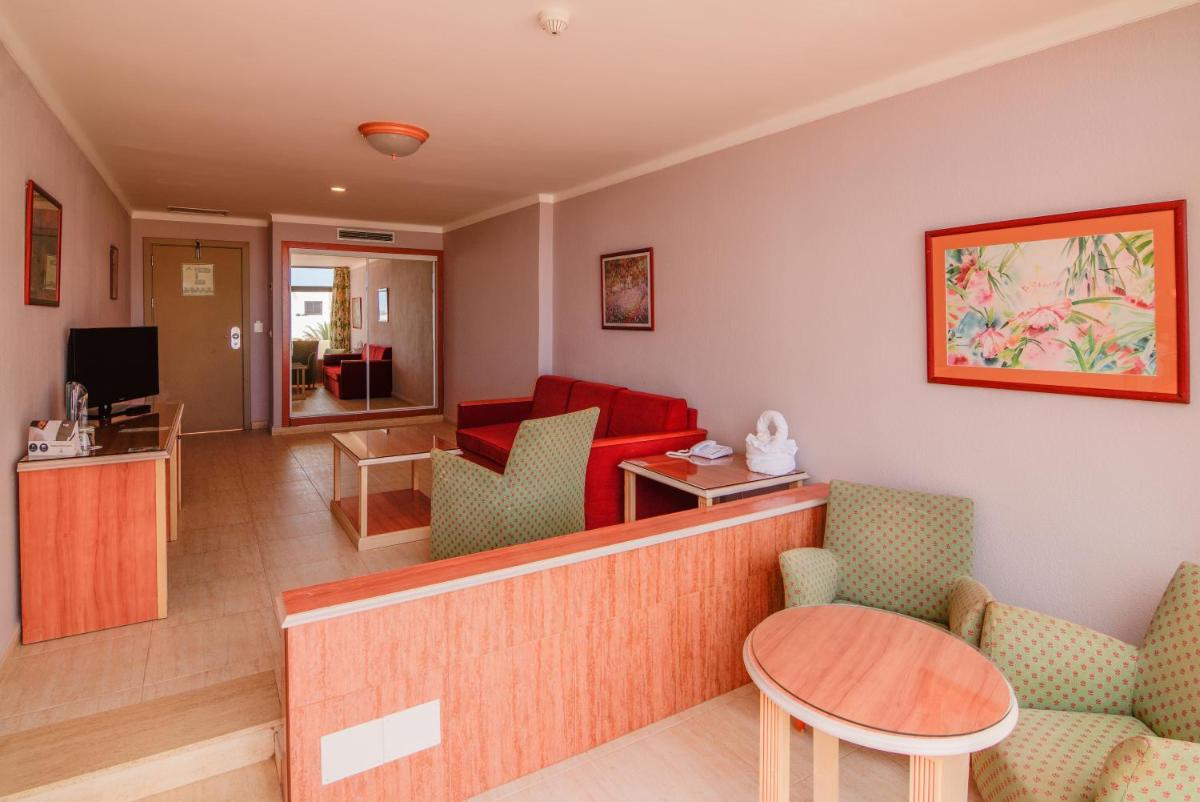 Una televisión o centro de entretenimiento en Hotel Beatriz Playa & Spa