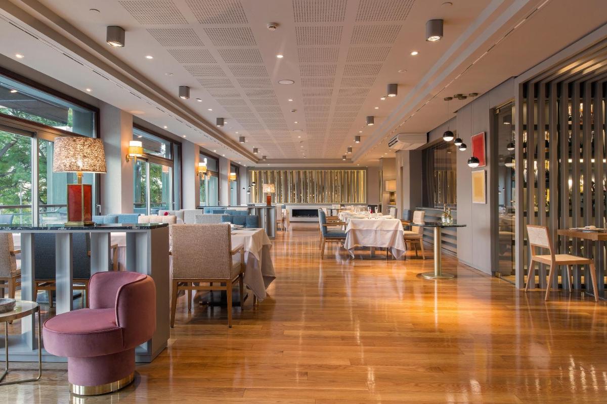 Un restaurante o sitio para comer en Hotel Miramar Barcelona GL