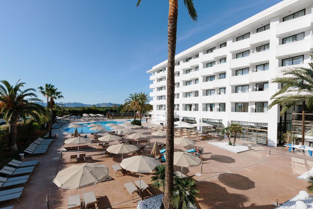 un hotel con piscina, mesas y sombrillas en Bordoy Alcudia Bay - Adults Only, en Puerto de Alcudia 40 fotos más