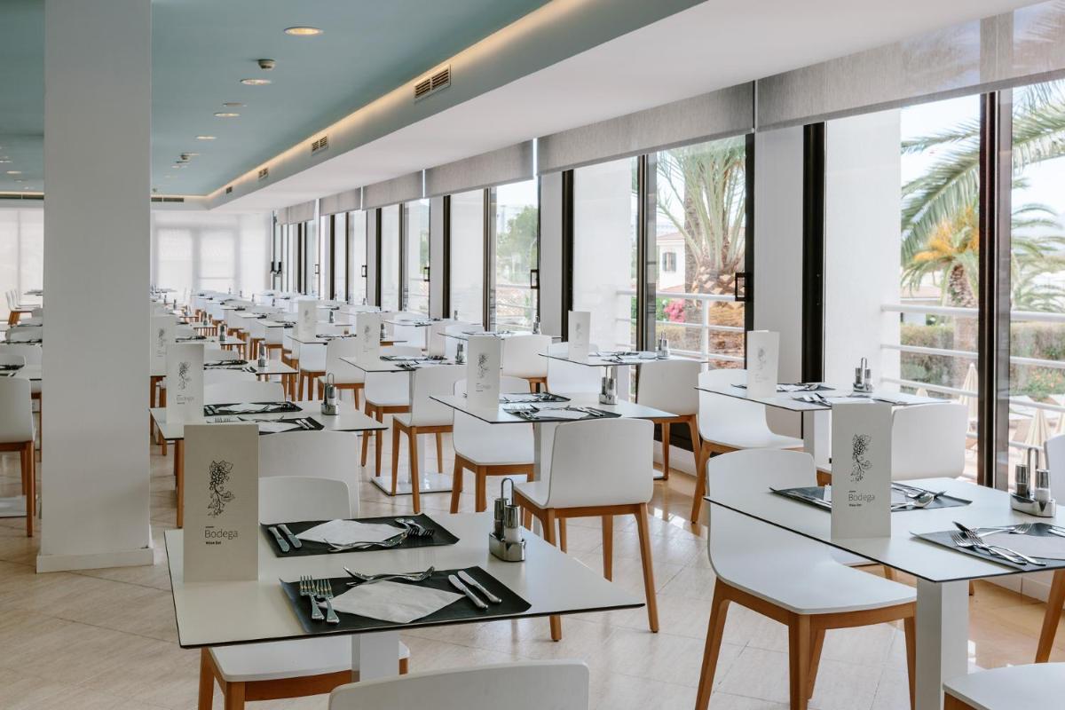 Un restaurante o sitio para comer en Bordoy Alcudia Bay - Adults Only