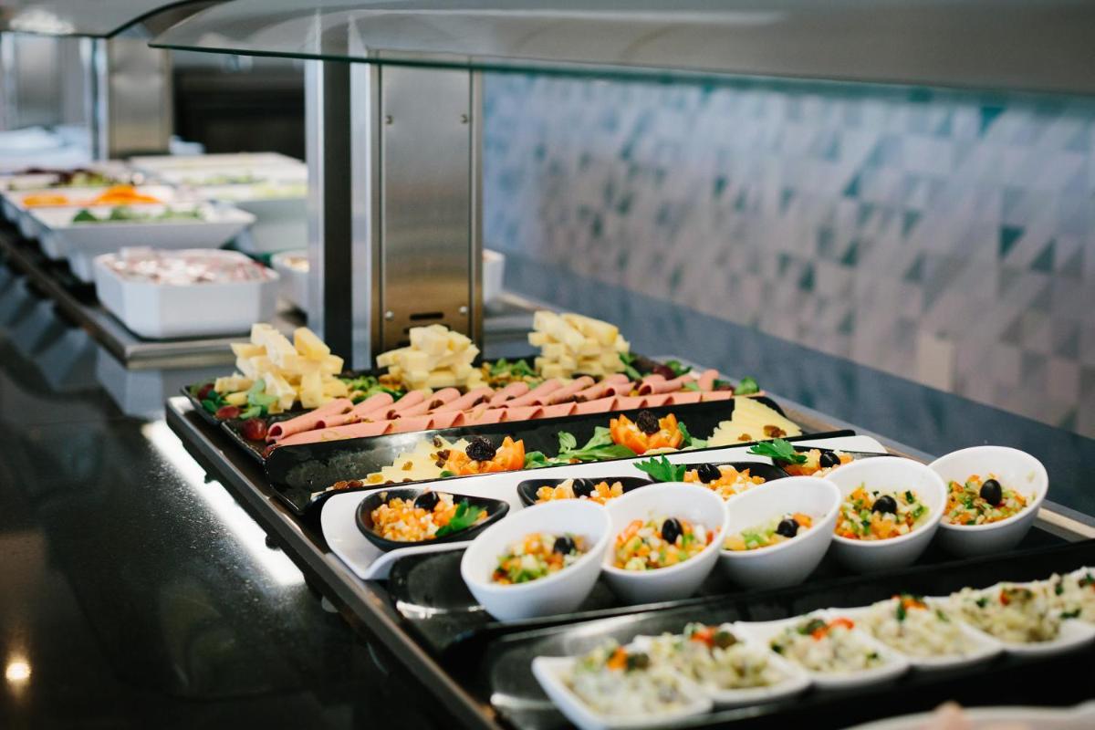 Comida en o cerca de este hotel
