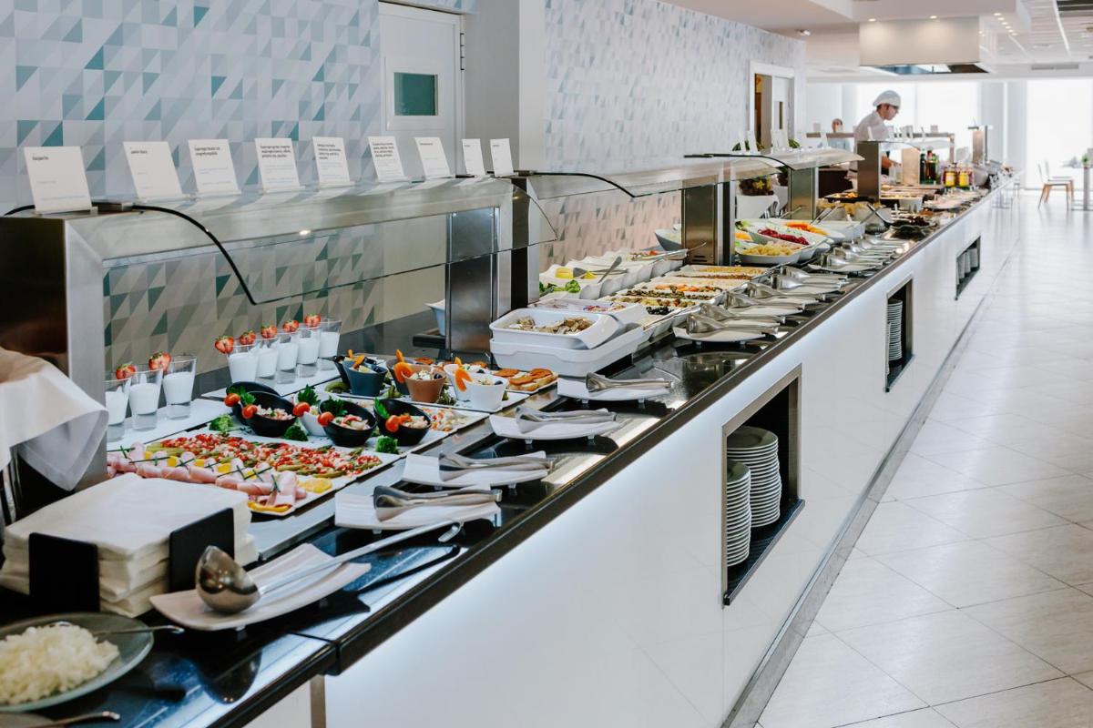 Comida en o cerca de este hotel