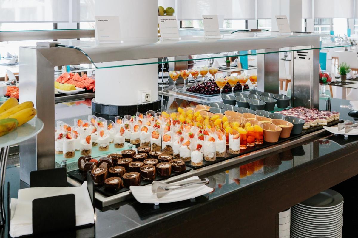 Comida en o cerca de este hotel
