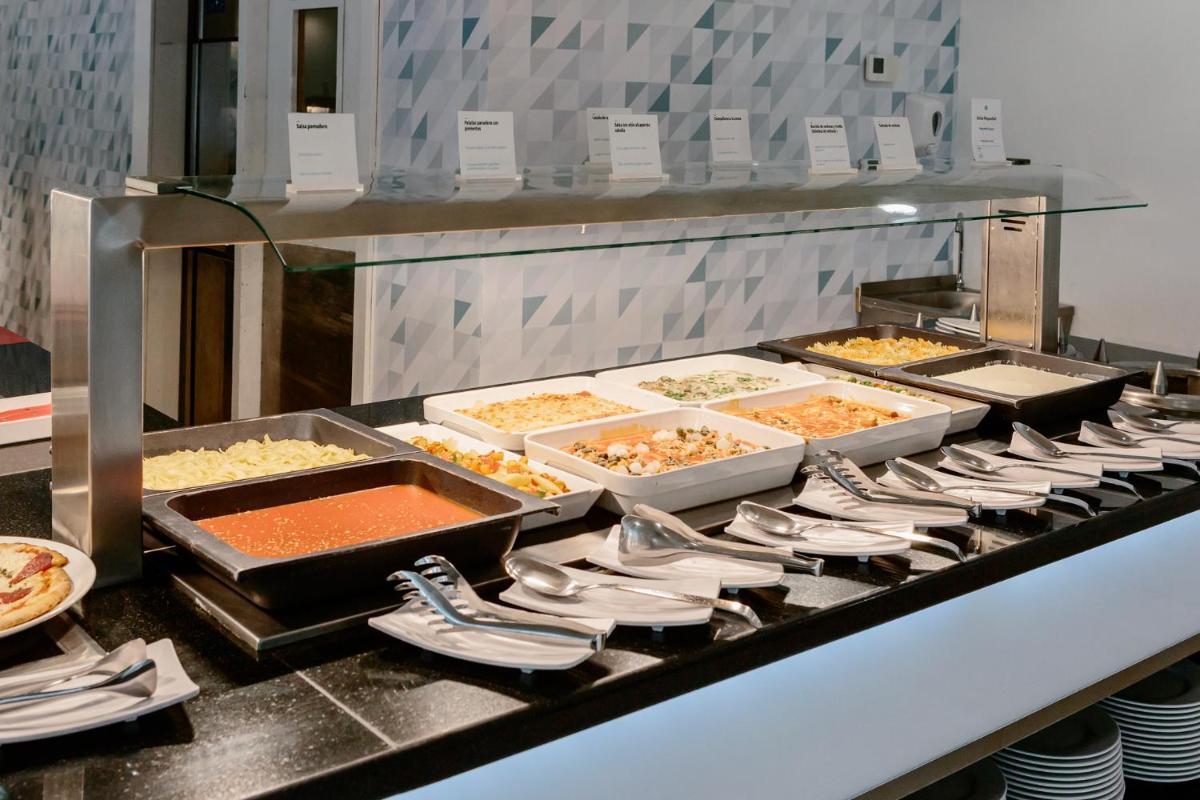 Comida en o cerca de este hotel