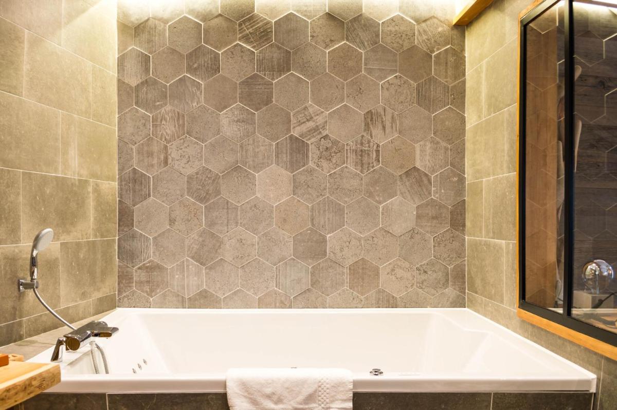 Salle de bains dans l'établissement Les Jardins d'Epicure