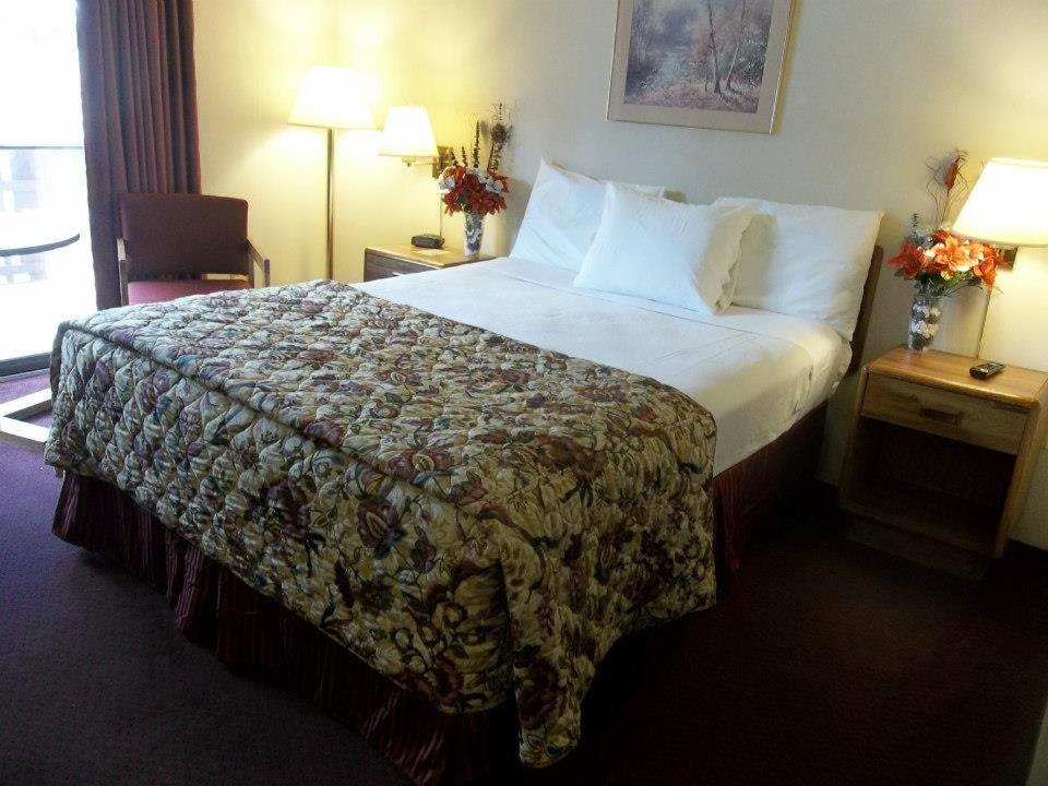 Carriage House Motor Inn - Housity