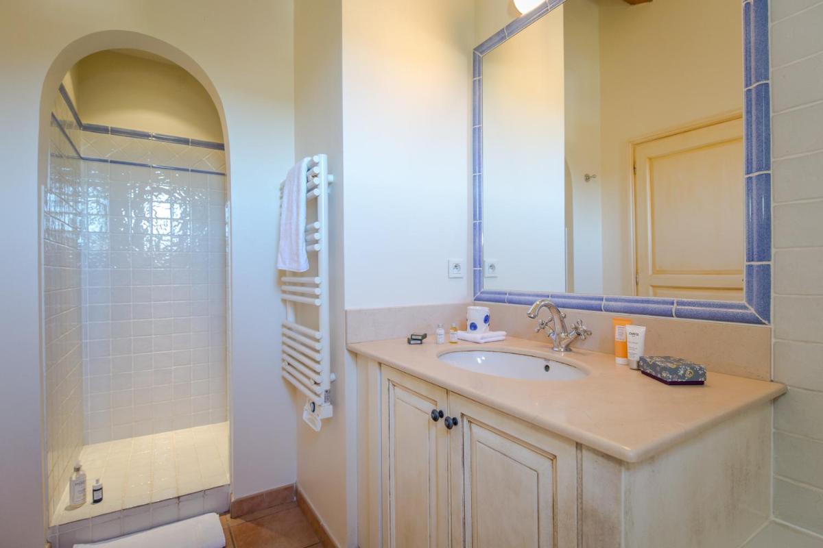 Salle de bains dans l'établissement Les Appartements et Maisons du Domaine de Saint Endréol Golf & Spa Resort