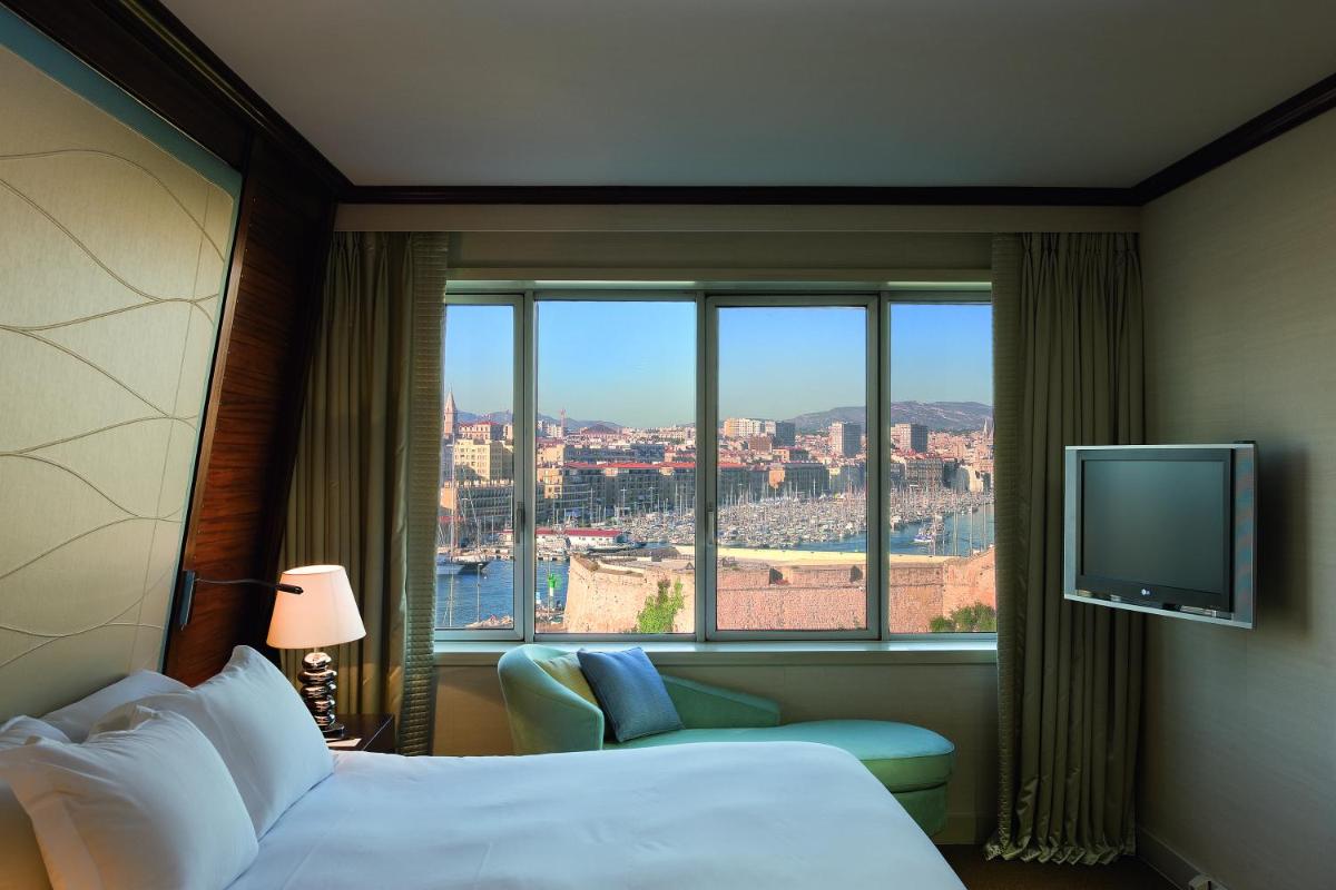Un ou plusieurs lits dans un hébergement de l'établissement Sofitel Marseille Vieux-Port