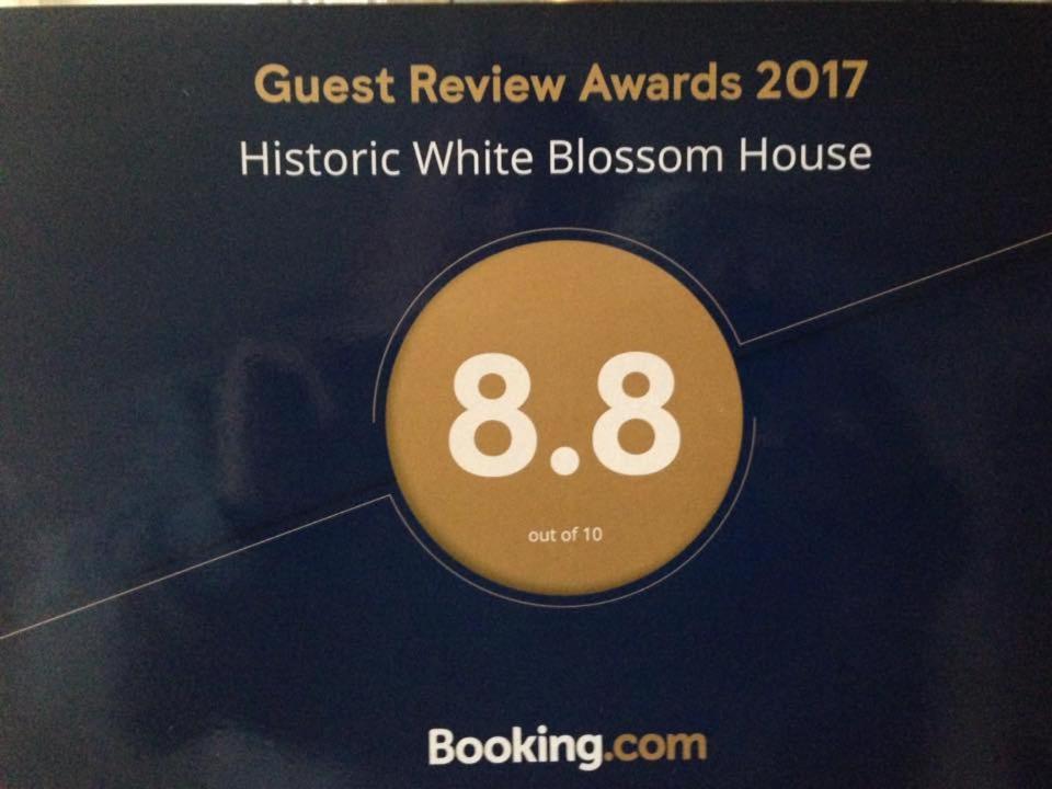Historic White Blossom House - Housity