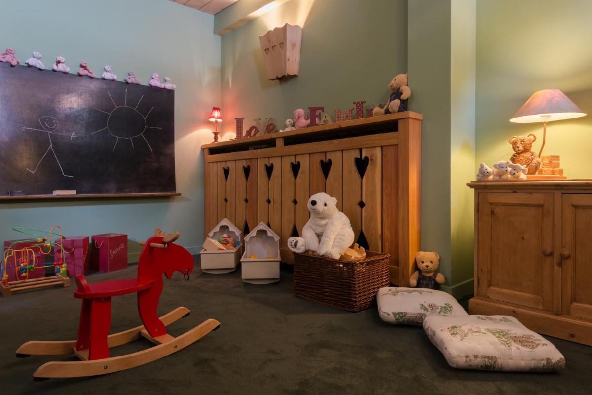 Télévision ou salle de divertissement dans l'établissement Hôtel Au Chamois d'Or by Les Etincelles