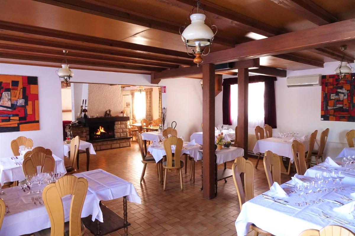 Coin salon dans l'établissement Hotel-Spa & Restaurant Logis Domaine Langmatt