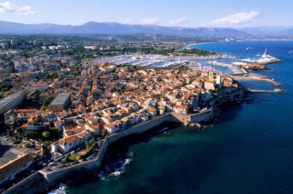 2 bedroom funky apartment in the heart of the old town of Antibes - Housity