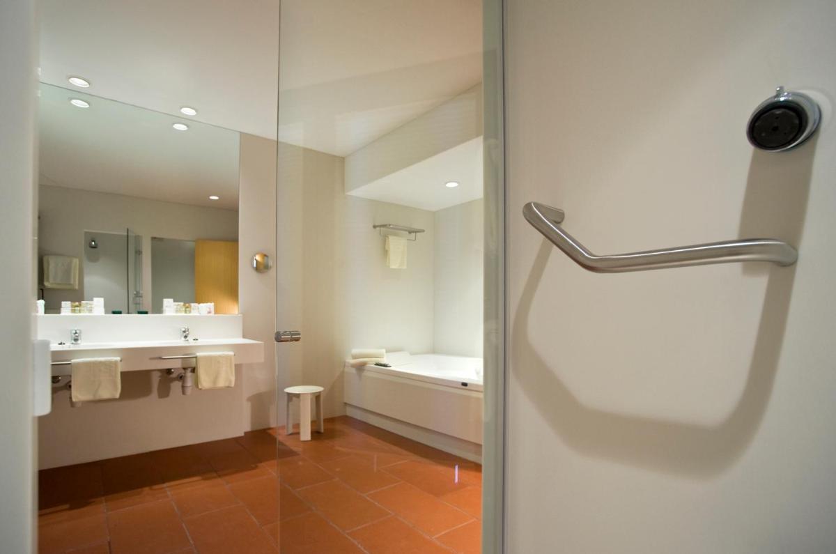 Un baño de Almadraba Park Hotel